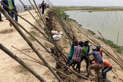 ঝুঁকিতে কীর্তনখোলা হাওরের বাঁধ