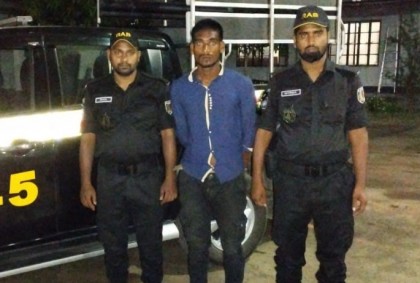 গোদাগাড়ীতে বিদেশি পিস্তলসহ যুবক আটক