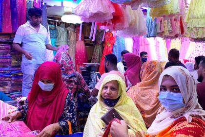 চাঁপাইনবাবগঞ্জে জমে উঠেছে ঈদের বাজার