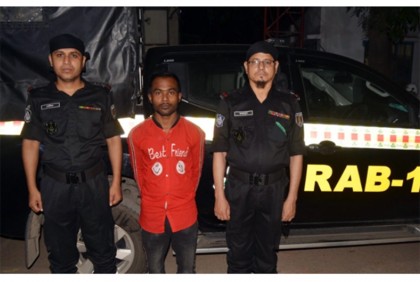 ‘শশা মনির’ গ্রেফতার, যাত্রাপথে শশা খাইয়ে ‘লুটে নিতেন’ সর্বস্ব

