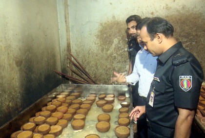 খুলনায় ২ মিষ্টির দোকান মালিককে পাঁচ লাখ টাকা জরিমানা