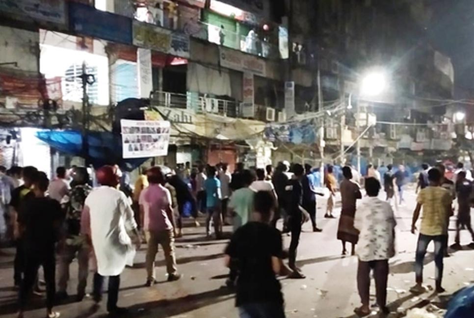মধ্যরাতে উত্তপ্ত নিউমার্কেট, শিক্ষার্থী-ব্যবসায়ী সংঘর্ষ