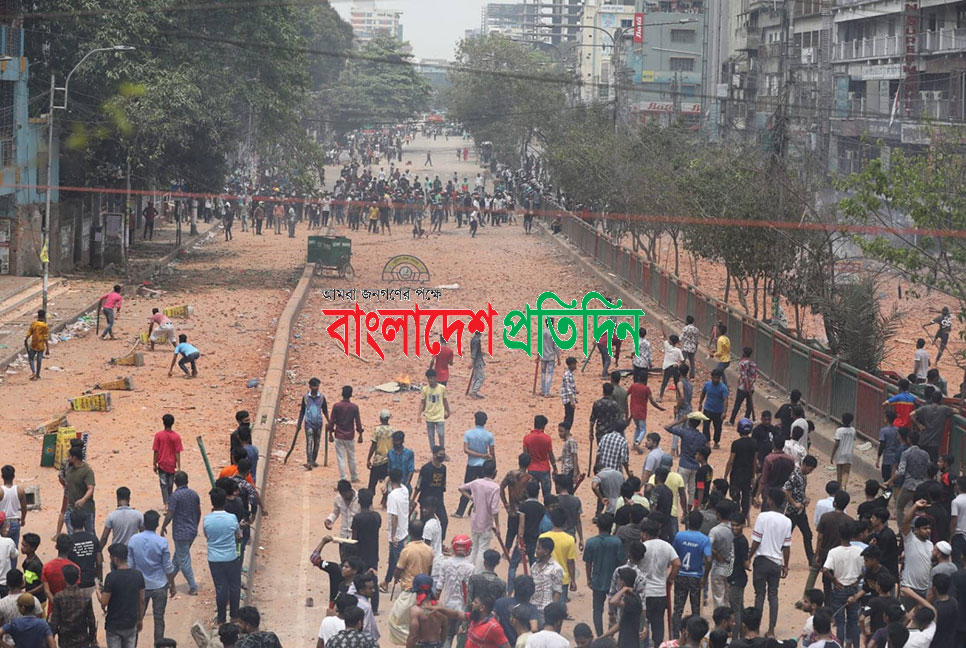 নিউ মার্কেটে ফের শিক্ষার্থী-ব্যবসায়ী সংঘর্ষ, সড়ক অবরোধ