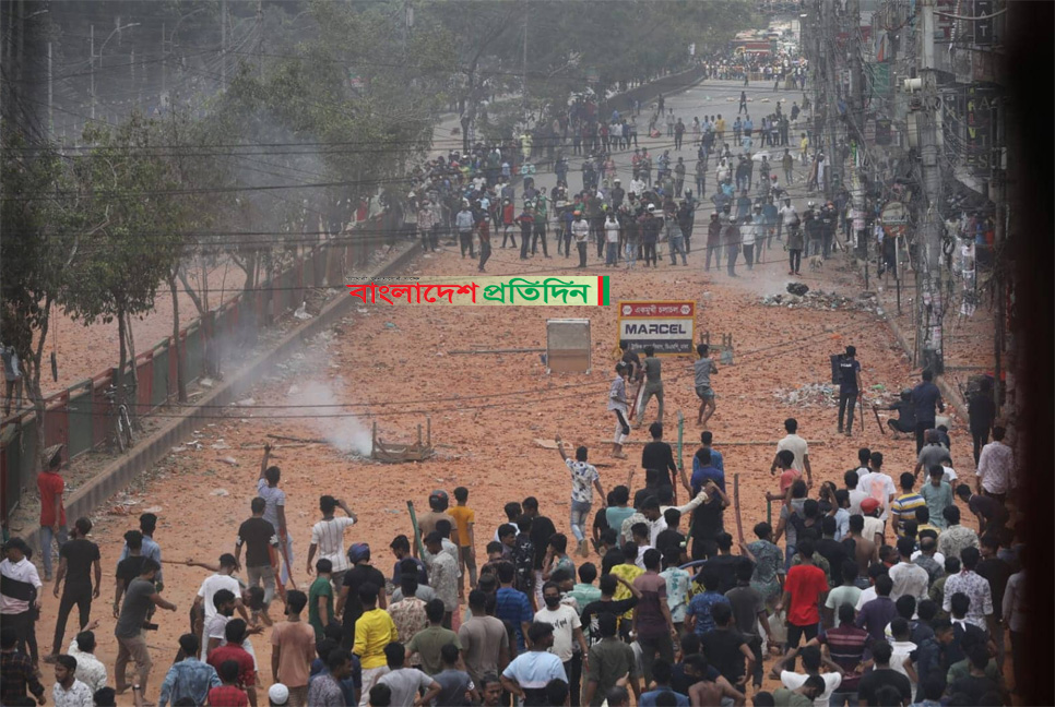 শিক্ষকদের দেখে ব্যবসায়ীরা উত্তেজিত, ইট-পাটকেল নিক্ষেপ

