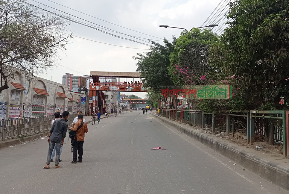 বিক্ষোভকারীদের ছত্রভঙ্গ করতে টিয়ারশেল নিক্ষেপ

