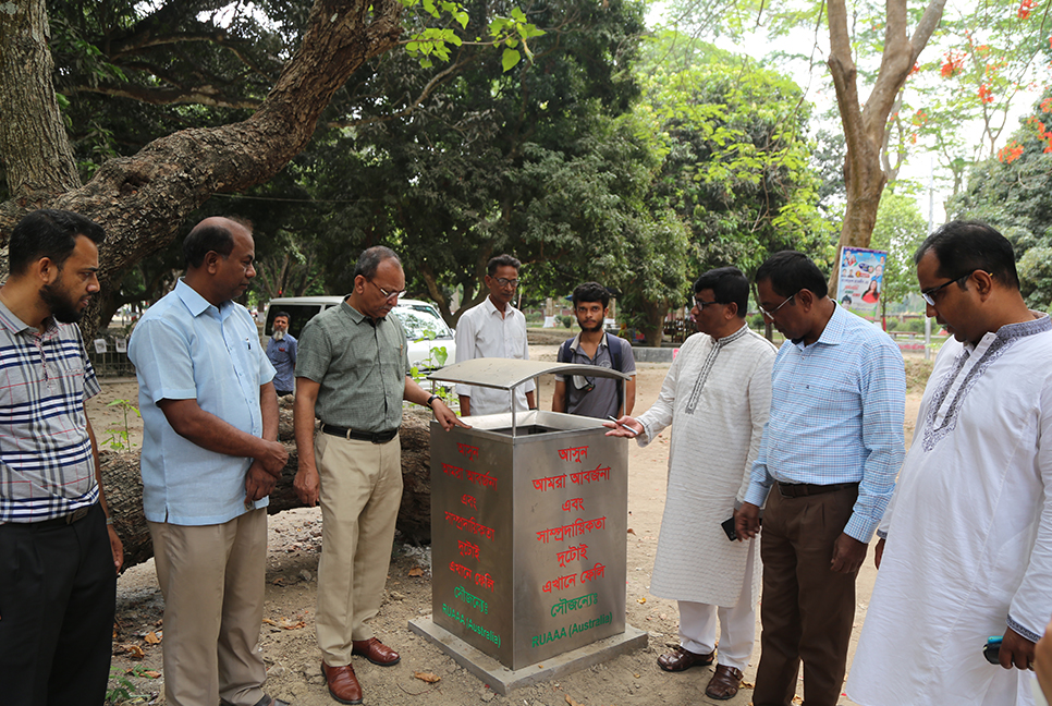 ‘আসুন আমরা আবর্জনা এবং সাম্প্রদায়িকতা দুটোই এখানে ফেলি’