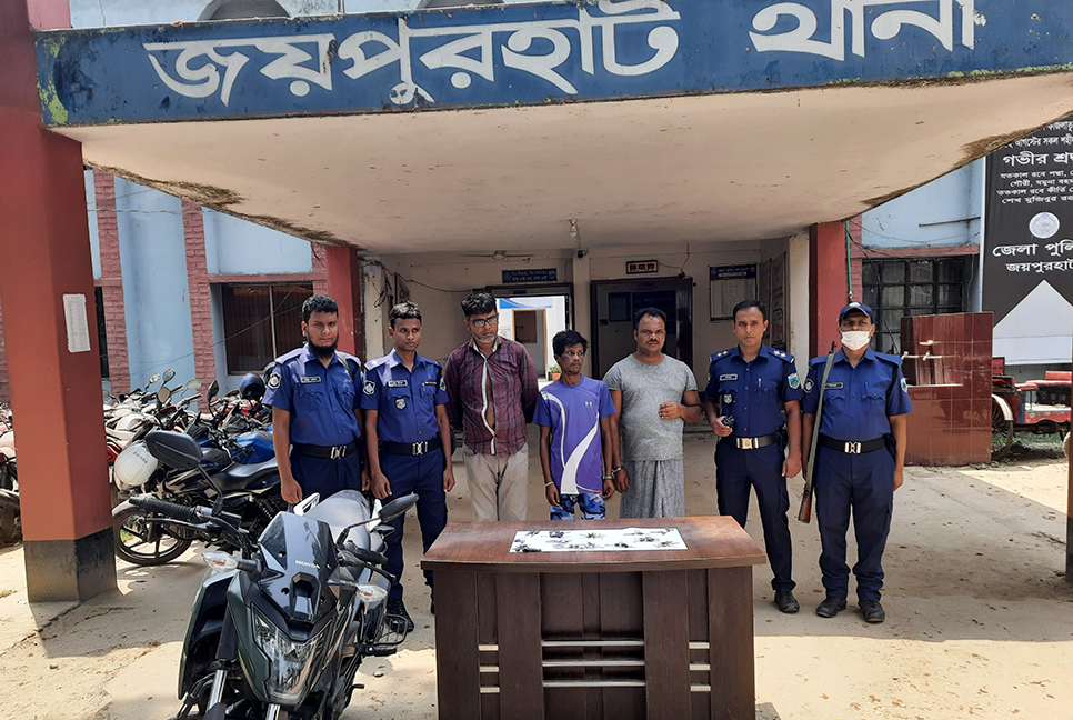 জয়পুরহাটে মোটরসাইকেল চোর চক্রের ৩ সদস্য আটক