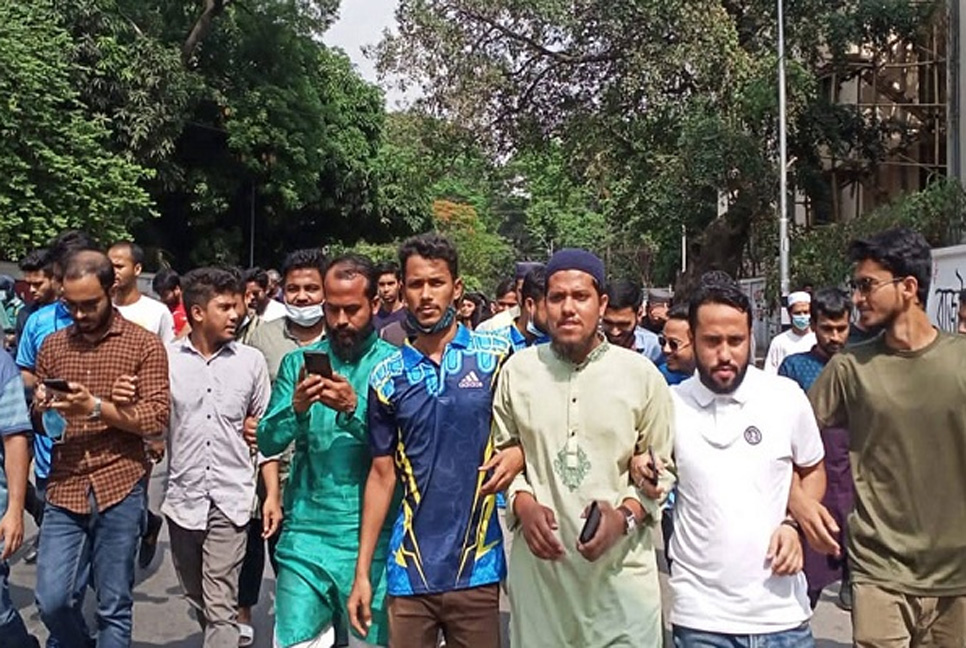 ঢাকা কলেজের সঙ্গে একাত্মতা, আলিয়া মাদরাসার শিক্ষার্থীদের মিছিল

