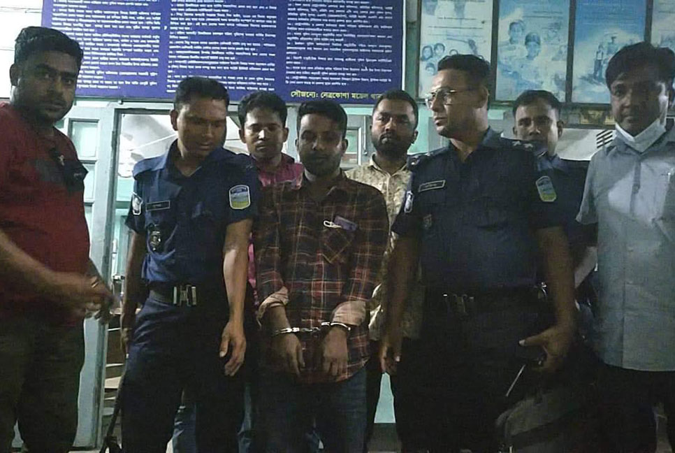 নেত্রকোনায় ৪৪ কেজি গাঁজাসহ যুবক আটক