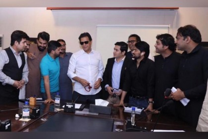 উপহার বিক্রির অভিযোগ নিয়ে মুখ খুললেন ইমরান খান