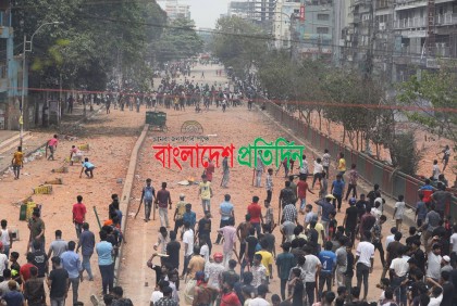 নিউ মার্কেটে ফের শিক্ষার্থী-ব্যবসায়ী সংঘর্ষ, সড়ক অবরোধ