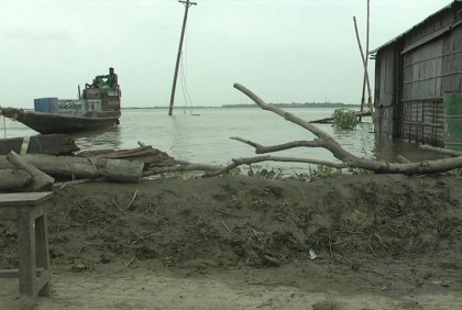 নেত্রকোনায় ধনু নদের পানি বেড়ে বাঁধের পাশাপাশি গ্রামে প্রবেশ করছে