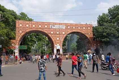 ঢাকা কলেজের সঙ্গে সংহতি, অবরোধে ঢাবি শিক্ষার্থীরাও

