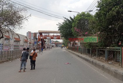 বিক্ষোভকারীদের ছত্রভঙ্গ করতে টিয়ারশেল নিক্ষেপ

