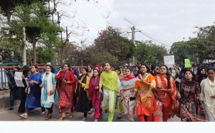 ঢাকা কলেজ ছাত্রদের আন্দোলনে সংহতি জানিয়ে রাস্তায় ইডেনের মেয়েরা 