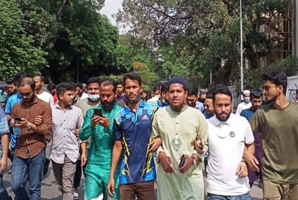 ঢাকা কলেজের সঙ্গে একাত্মতা, আলিয়া মাদরাসার শিক্ষার্থীদের মিছিল

