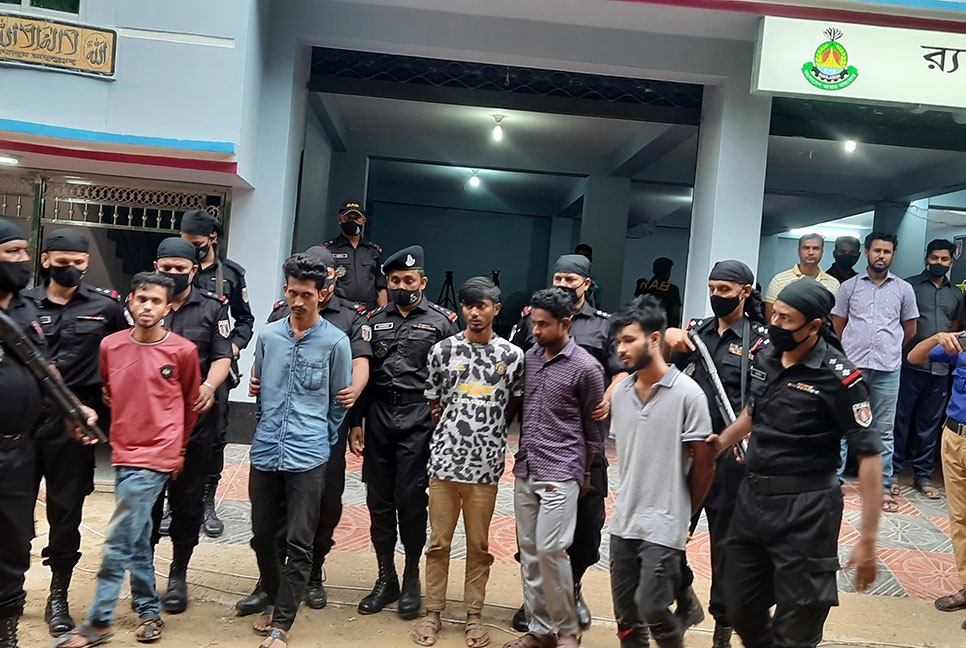 বাবার কোলে গুলিতে শিশু নিহত: প্রধান আসামি রিমনসহ পাঁচজন অস্ত্রসহ গ্রেফতার