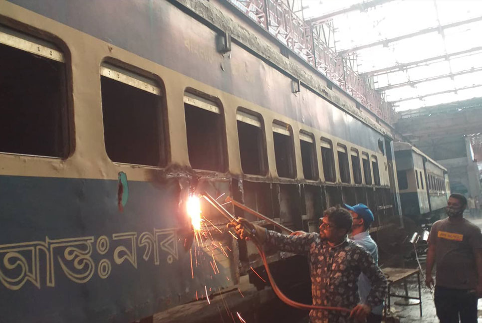 ঈদ: সৈয়দপুরে ট্রেনের পুরনো বগিকে নতুন জীবন দেওয়ার মহাযজ্ঞ