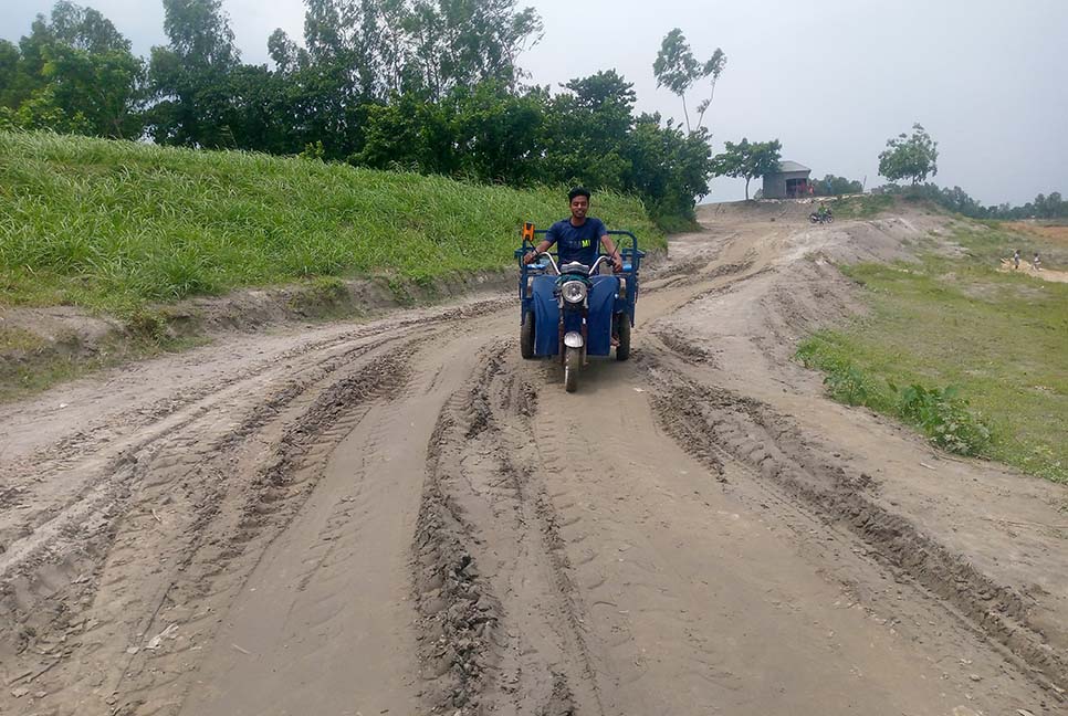 বগুড়ায় পাকা রাস্তার স্বপ্ন দেখছেন ৭ গ্রামের মানুষ