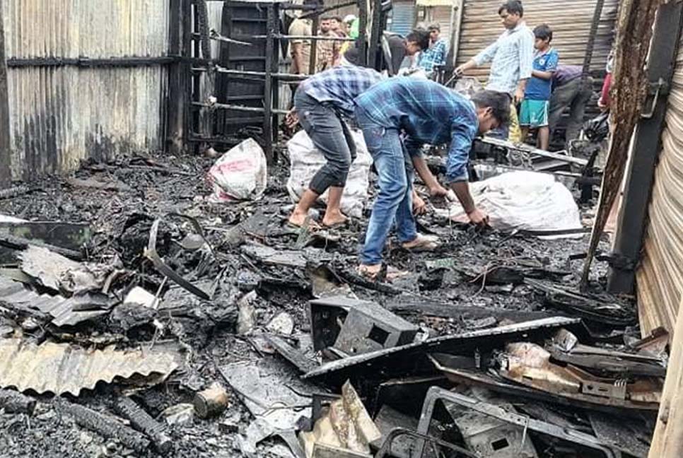 সখীপুরে আগুনে পুড়লো তিন দোকান