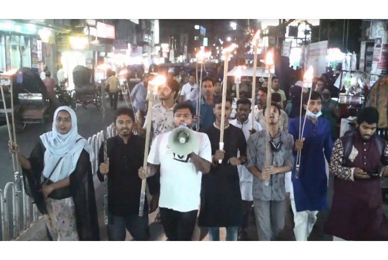 ঢাকা কলেজের শিক্ষার্থীদের উপর হামলার প্রতিবাদে
বরিশালে শিক্ষার্থীদের মশাল মিছিল