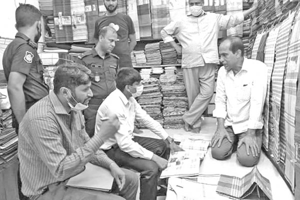 পণ্যের দাম বাড়িয়ে নতুন প্রাইস ট্যাগ লাগিয়ে প্রতারণা