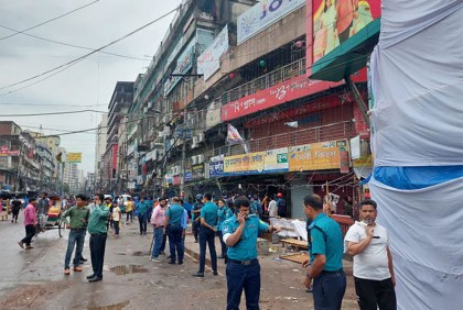ঢাকা কলেজ ক্যাম্পাসে ছাত্ররা, সতর্ক অবস্থানে পুলিশ