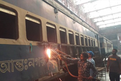 ঈদ: সৈয়দপুরে ট্রেনের পুরনো বগিকে নতুন জীবন দেওয়ার মহাযজ্ঞ