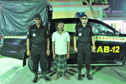 বেলকুচিতে অস্ত্র বিক্রেতা আটক