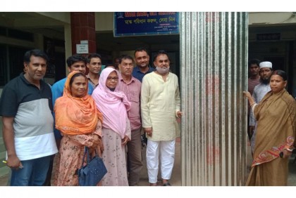 সোনাতলায় অগ্নিকাণ্ডে ক্ষতিগ্রস্ত নারীকে ঢেউটিন প্রদান
