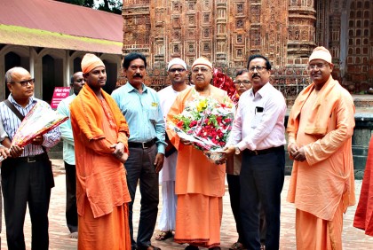 কান্তজিউ মন্দির পরিদর্শনে রামকৃষ্ণ মিশন ঢাকার অধ্যক্ষ