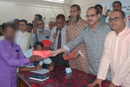 বগুড়ায় বিএনপি কর্মী ও দরিদ্রদের মাঝে সহায়তা