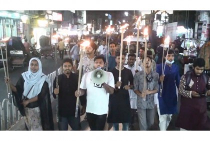 ঢাকা কলেজের শিক্ষার্থীদের উপর হামলার প্রতিবাদে
বরিশালে শিক্ষার্থীদের মশাল মিছিল
