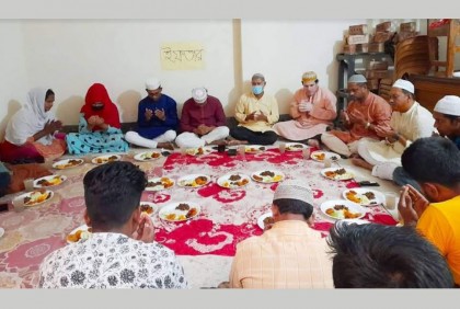 তৃতীয় লিঙ্গের মানুষদের নিয়ে দোয়া ও ইফতার


