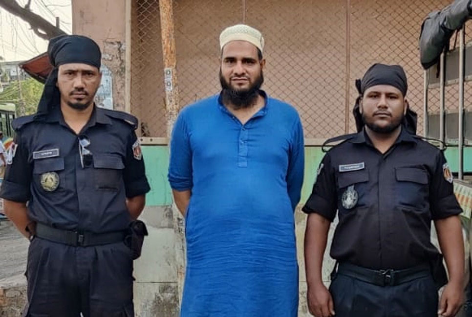 অসহায় নারীদের সঙ্গে ঘনিষ্ঠ সম্পর্ক, ‘বোতলে জিন’ ভরার কবিরাজ গ্রেফতার


