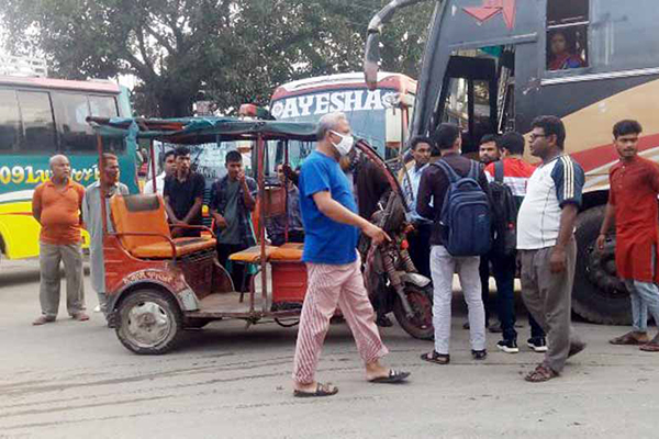 দিনাজপুরে হঠাৎ সকল রুটে বাস চলাচল বন্ধ, ভোগান্তিতে যাত্রীরা