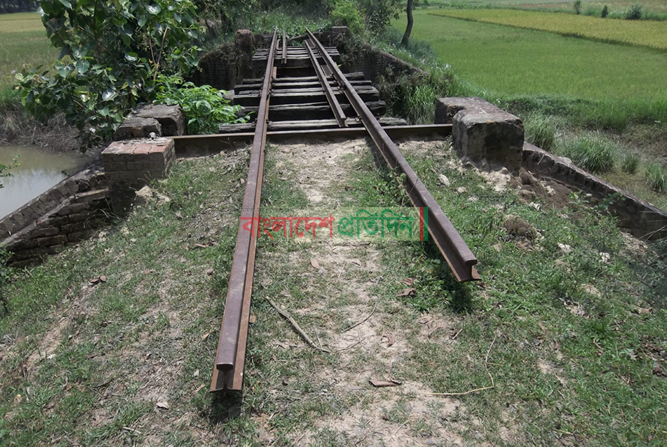 দুই যুগ ধরে ফেনী-বিলোনীয়া রেলপথ বন্ধ, লুট হচ্ছে কোটি টাকার সম্পদ