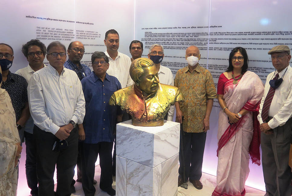 ইস্ট ওয়েস্ট বিশ্ববিদ্যালয়ে ‘হৃদয়ে বঙ্গবন্ধু’ কর্নার উদ্বোধন