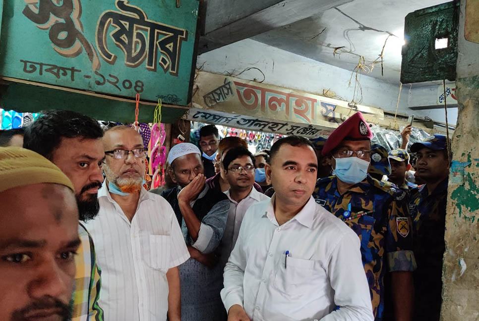রাজধানীর পোস্তগোলায় জুতার নকল ব্র্যান্ডের কারখানা