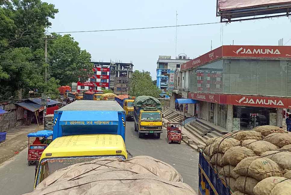 হঠাৎ দিনাজপুরে ডাকা বাস ধর্মঘট প্রত্যাহার