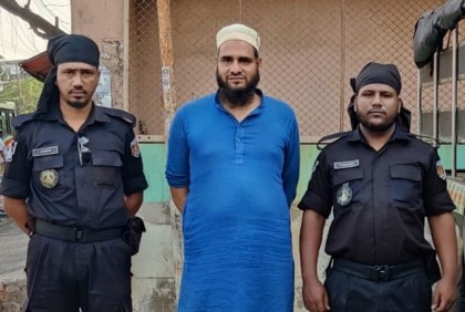 অসহায় নারীদের সঙ্গে ঘনিষ্ঠ সম্পর্ক, ‘বোতলে জিন’ ভরার কবিরাজ গ্রেফতার

