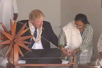 ভারতে গিয়েই চরকা কাটলেন বরিস জনসন!