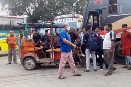 দিনাজপুরে হঠাৎ সকল রুটে বাস চলাচল বন্ধ, ভোগান্তিতে যাত্রীরা