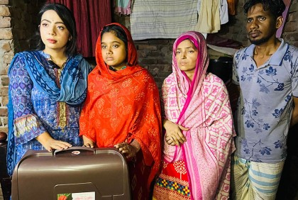 নিহত নাহিদের পরিবারের পাশে ছাত্রলীগ নেত্রী তিলোত্তমা সিকদার