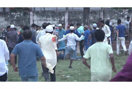 বরিশালে বিএনপির ইফতার মাহফিলে
প্যাকেট নিয়ে মারামারি