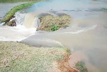 বারাম হাওরে ঢুকছে নদীর পানি

