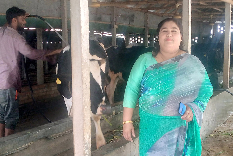 গরুর খামার গড়ে ভাগ্য ফিরেছে রেবেকার 