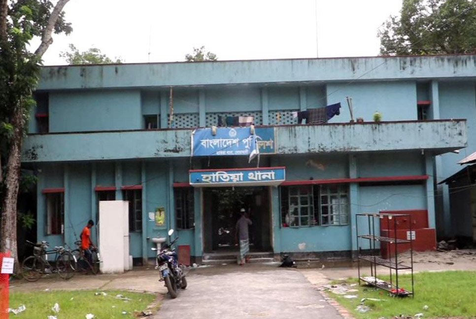 নিয়ন্ত্রণ হারিয়ে পাওয়ার টিলার পুকুরে, চালকসহ নিহত ৩