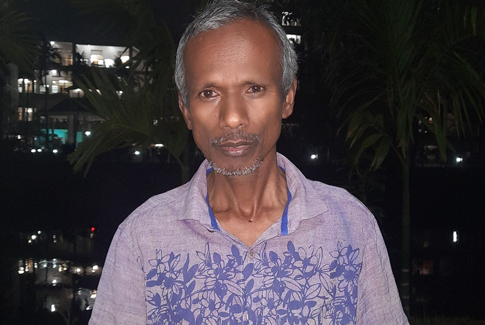 ১৫ বছর ধরে কুকুরদের নিয়মিত খাওয়ান ঢাবির এই কর্মচারী 
