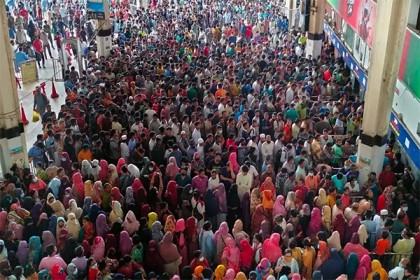অগ্রিম টিকিটের জন্য কমলাপুর রেলস্টেশনে উপচে পড়া ভিড় 